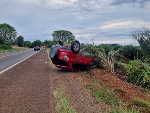 Mulher fica ferida após capotagem de caminhoneta na BR-472 em Três de Maio - foto 3