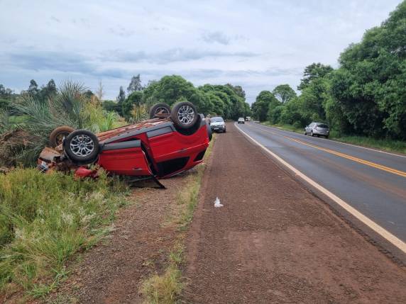 Mulher fica ferida após capotagem de caminhoneta na BR-472 em Três de Maio - foto 4