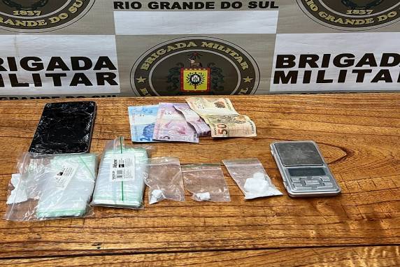 O condutor de uma moto, de 21 anos de idade, natural de Três de Maio tentou fugir da abordagem policial, mas não logrou êxito.