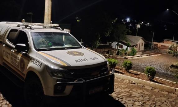 O homem estaria andando em via pública quando foi abordado pelos policiais
