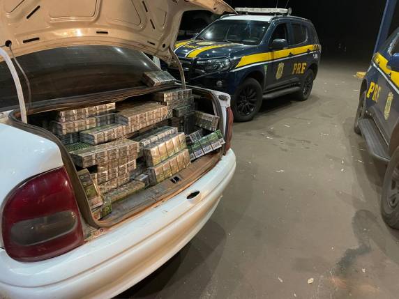 O motorista não acatou ordem de parada e fugiu abnadonando o veículo com a carga de cigarros