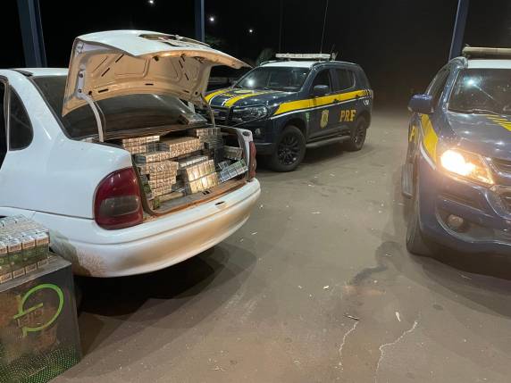 O motorista não acatou ordem de parada e fugiu abnadonando o veículo com a carga de cigarros