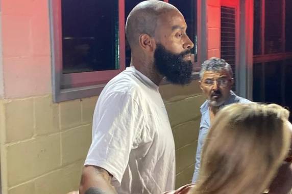 Humorista, réu por estelionato e lavagem de dinheiro, recebeu liberdade após STJ conceder habeas corpus. Ele responde por suposto esquema de produtos que não teriam sido entregues por loja virtual