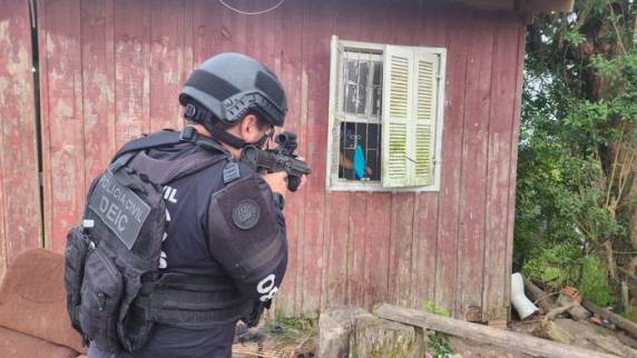 Polícia prende membros de organização criminosa suspeita de criar associação para extorquir moradores e comerciantes - foto 3