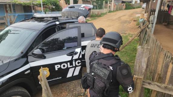Criminosos exigiam que moradores abrigassem olheiros para monitorar a presença de policiais, guardassem armas e drogas e auxiliassem bandidos em rotas de fuga