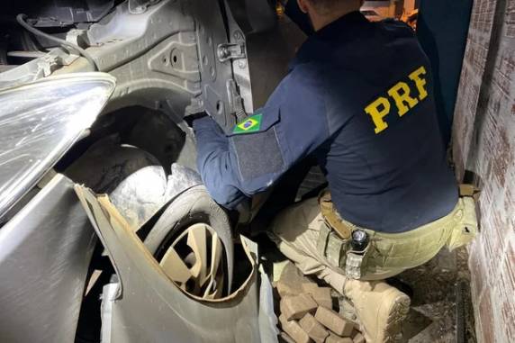 Policiais encontraram compartimentos ocultos no veículo, onde a droga estava escondida