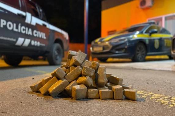Policiais encontraram compartimentos ocultos no veículo, onde a droga estava escondida