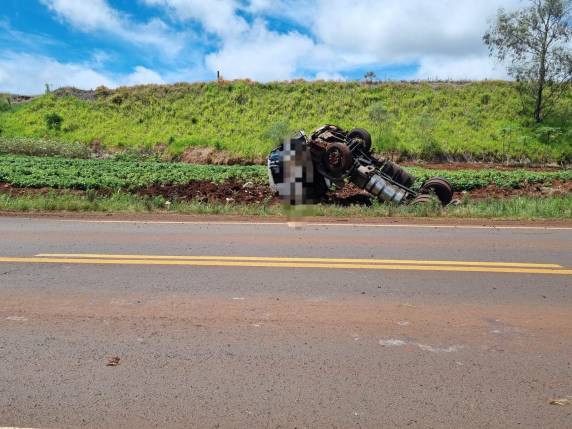 Motorista escapa ileso após capotar cavalinho de caminhão na BR-472 em Três de Maio - foto 2