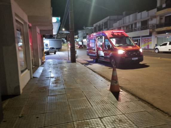 Atropelamento deixa mulher e motociclista feridos no Centro de Três de Maio - foto 2