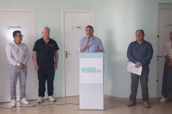Lideranças políticas, entre elas a vice-prefeita Zuleica Wehner e o vice-prefeito eleito da próxima gestão Galdimir Ames, vereadores e lideranças empresariais, conselhos municipais, autoridades regionais, colaboradores do setores administrativo do hospital, corpo clínico e de enfermagem, bem como veículo de comunicação prestigiaram uma solenidade junto ao Hospital Oswaldo Cruz.