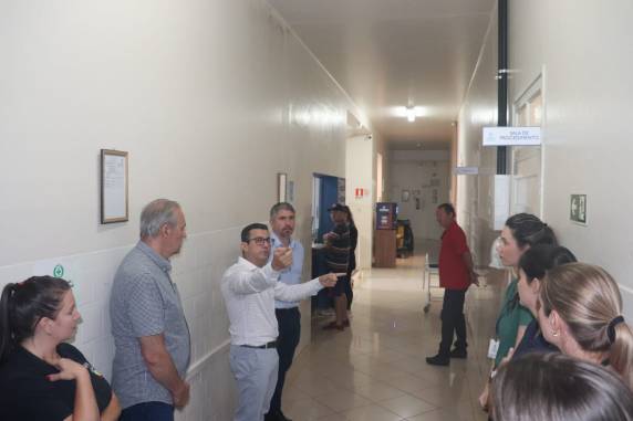 Lideranças políticas, entre elas a vice-prefeita Zuleica Wehner e o vice-prefeito eleito da próxima gestão Galdimir Ames, vereadores e lideranças empresariais, conselhos municipais, autoridades regionais, colaboradores do setores administrativo do hospital, corpo clínico e de enfermagem, bem como veículo de comunicação prestigiaram uma solenidade junto ao Hospital Oswaldo Cruz.