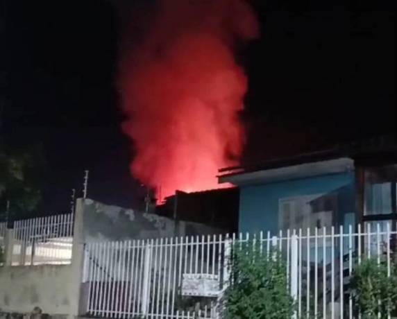 Bombeiros combateram as chamas na noite desta Segunda-feira