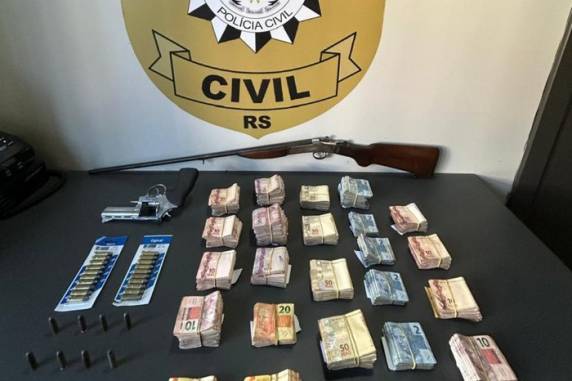 Segundo a polícia, investigação apontou indícios de que o homem utilizava as armas para ameaçar pessoas que lhe pediam dinheiro emprestado