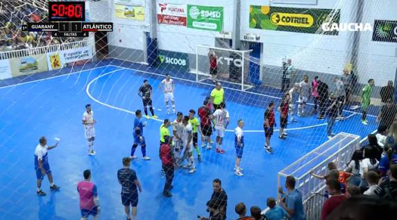 Galo não retornou à quadra de jogo depois que o goleiro João Paulo relatou ter sido chamado de "macaco" por um torcedor do Guarany, no sábado