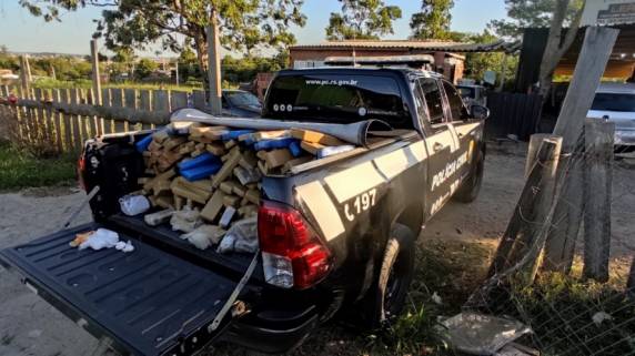 Além da maconha, os policiais apreenderam 500g de cocaína e 800g de crack na residência.