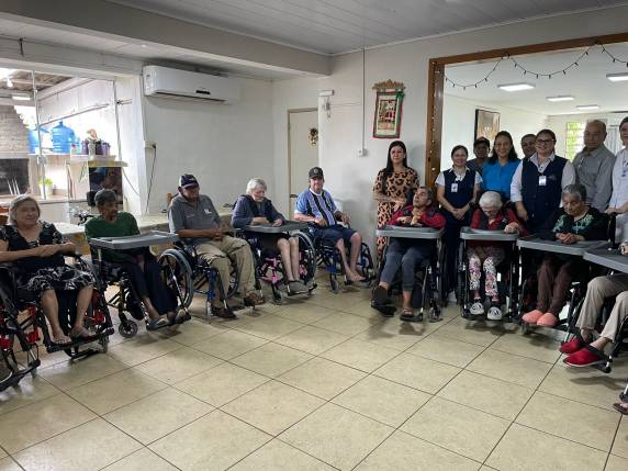 Na oportunidade, foram entregues 13 cadeiras de rodas para idosos que residem na instituição.