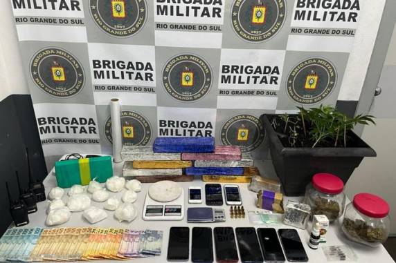 Fertilizante e uma planta de maconha também foram encontradas com eles. O material foi apreendido e o trio encaminhado para a delegacia