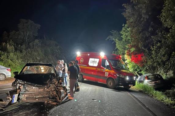 Motorista de um Toyota Corolla teria invadido pista contrária ao tentar fazer uma ultrapassagem