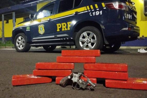 Motorista ainda tentou forçar a viatura para fora da pista, segundo policiais rodoviários. Ele conseguiu fugir