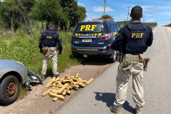 Motorista ainda tentou forçar a viatura para fora da pista, segundo policiais rodoviários. Ele conseguiu fugir