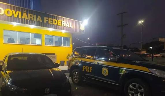 O criminoso foi preso em flagrante e encaminhado para a polícia judiciária, junto com a droga, a arma e o veículo apreendidos.