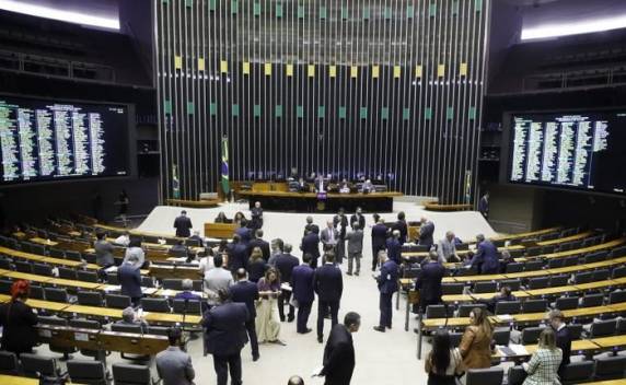Proposta será votada diretamente no plenário da Casa e prevê ainda a presença de cercas elétricas nas instituições de ensino, com recursos do Fundo Nacional de Desenvolvimento da Educação (FNDE)