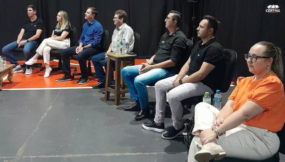 O evento realizado na Setrem, na última sexta, 6, contou com uma programação especial, o ?Vivência em Altas Horas?, onde os estudantes realizaram perguntas para os representantes das empresas e cooperativas participantes.