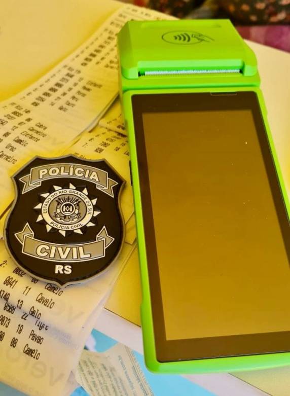 As investigações, que são conduzidas pela DRACO de São Luiz Gonzaga, iniciaram-se a partir da veiculação de alguns vídeos nos quais homens armados com fuzis aparecem ameaçando bicheiros de Porto Xavier e outras cidades da região, citando nomes de alguns contraventores e ameaçando-os de morte, caso não pagassem as contribuições devidas ao tráfico.