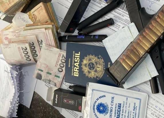 As investigações, que são conduzidas pela DRACO de São Luiz Gonzaga, iniciaram-se a partir da veiculação de alguns vídeos nos quais homens armados com fuzis aparecem ameaçando bicheiros de Porto Xavier e outras cidades da região, citando nomes de alguns contraventores e ameaçando-os de morte, caso não pagassem as contribuições devidas ao tráfico.
