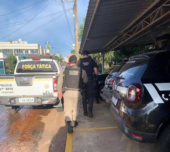 Uma mulher foi presa em flagrante pelo crime de tráfico de drogas.