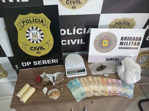 Uma mulher foi presa em flagrante pelo crime de tráfico de drogas.