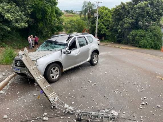Um caminhão guincho carregava um ''pulverizador'' quando as hastes enroscaram nos fios de telefonia e derrubaram o poste que atingiu a parte frontal do veículo deixando a condutora e uma das crianças feridas com maior gravidade.