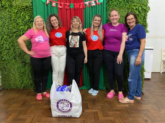 A ação, que já é uma tradição no mês de dezembro, beneficia pessoas em tratamento oncológico que enfrentam situações de vulnerabilidade social e pessoal, conforme avaliação realizada pelo Serviço Social da Aapecan.