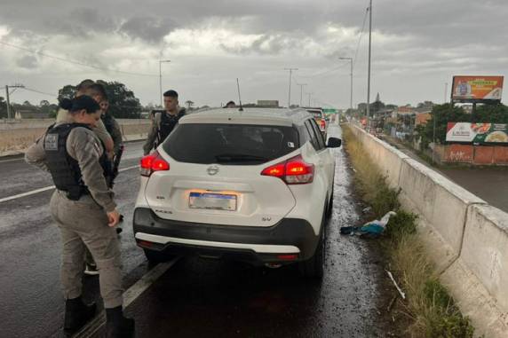 De acordo com a Brigada Militar, ele conduzia um automóvel roubado e atirou contra os policiais militares. O veículo só parou por estar com os pneus furados