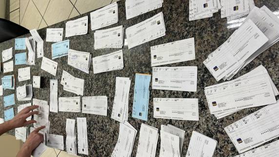 Cártulas de cheques furtados/roubados eram vendidos por R$ 100,00 por folha, e as mesmas eram usadas por golpistas no comércio