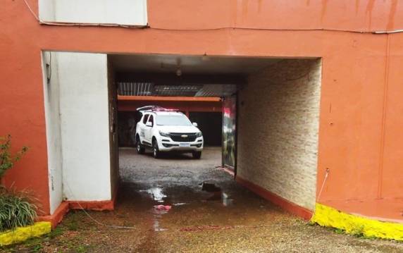 Vítima, de 49 anos, estava acompanhada de outros dois homens, que deixaram o local a pé. Eles ainda não foram identificados