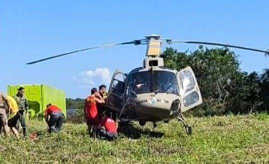 A criança foi localizada em extremamente debilitada após permanecer submersa por um longo período