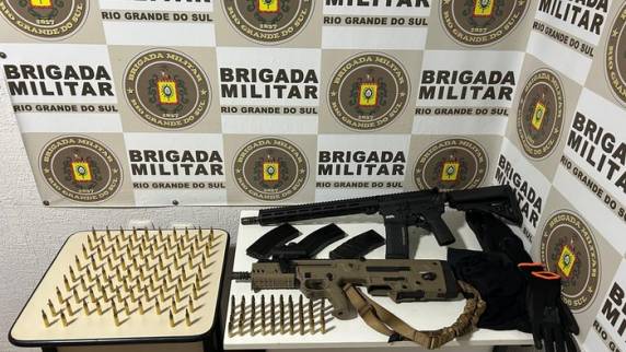 Portando fuzil israelense, quatro homens são presos após ataque a tiros no interior de Serafina Corrêa - foto 2