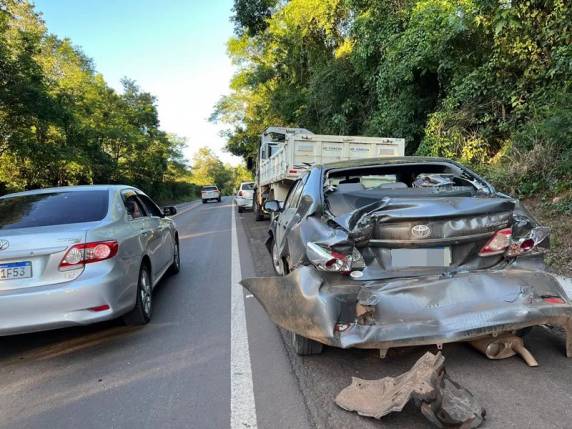Engavetamento envolvendo três veículos deixa uma pessoa ferida em FW - foto 2
