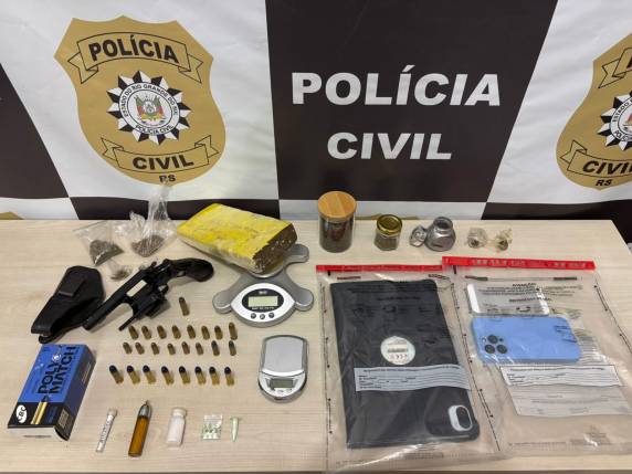 O investigado foi autuado em flagrante pelos crimes de tráfico de drogas, posse de arma de fogo sem autorização legal e posse de munições de calibre restrito.