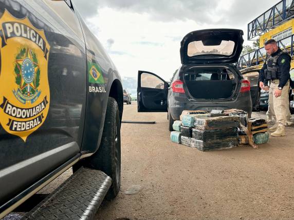 PRF prende traficante transportando mais de 250 quilos de maconha num carro roubado - foto 2