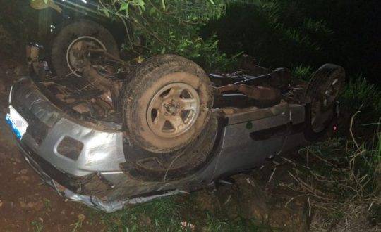 Acidente ocorreu durante a madrugada; veículo despencou em área de mata.