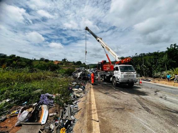Caminhoneiro com CNH suspensa e 41 mortos: o que se sabe sobre o acidente em Teófilo Otoni - foto 2