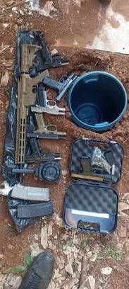 Ninguém foi preso até o momento. Entre os itens apreendidos, estão um fuzil Colt calibre 556 e seis pistolas