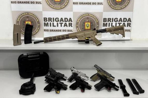 Ninguém foi preso até o momento. Entre os itens apreendidos, estão um fuzil Colt calibre 556 e seis pistolas