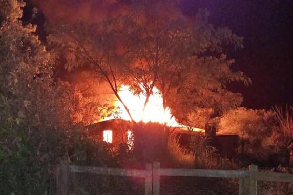 Equipe de Bombeiros Voluntários levou quase uma hora para conter as chamas que atingiram a residência de alvenaria. Ninguém ficou ferido