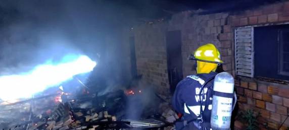 Equipe de Bombeiros Voluntários levou quase uma hora para conter as chamas que atingiram a residência de alvenaria. Ninguém ficou ferido