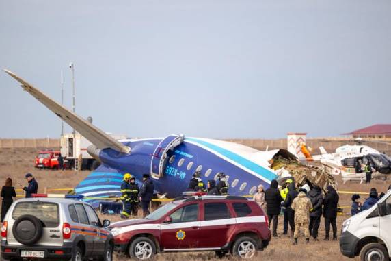 Conforme autoridades locais, 22 pessoas já teriam sido hospitalizadas. A aeronave, fabricada pela Embraer, voava entre as capitais Baku, do Azerbaijão, e Grozny, da república russa de Chechênia, quando fez um pouso de emergência