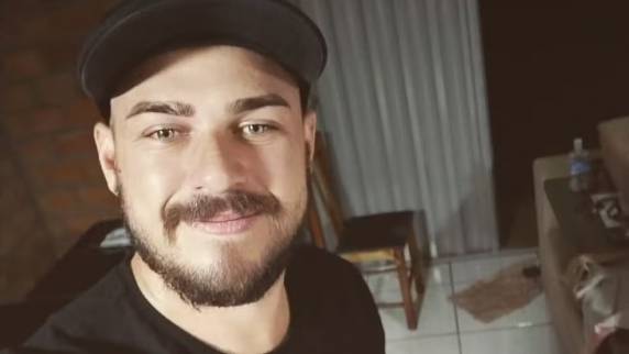 Eles estavam no veículo, conhecido como gaiola por causa da sua estrutura, quando capotaram. Caso aconteceu em Anchieta.