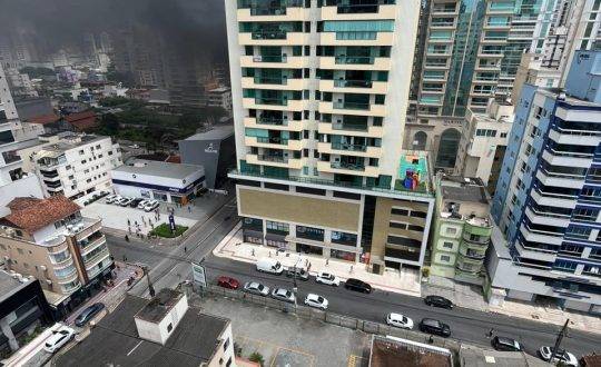 O Fogo começou nos fundos do galpão na Segunda Avenida; bombeiros atuam no local